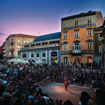 Gorgeous In 아파트 풀라