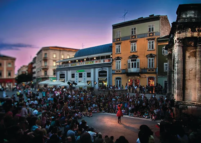 Gorgeous In 아파트 풀라